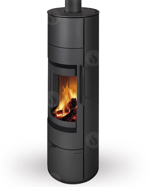 L'ALEA à accumulation de chaleur peut recevoir une masse de 30 kg de réfractaire placée juste au dessus du foyer, ajoutée au 24 kg déjà présents dans le foyer, et à la masse de céramique ou de pierre serpentine constituant le décor,  ses performances sont alors  décuplées.  En cumulé, ce sont donc 54 kg (en version pierre serpentine) de masse accumulatrice supplémentaire qui restituera de la chaleur pendant plus de 2h après l'extinction du feu. Restituant également rapidement la chaleur par convection, sa diffusion progressive sera pour vous synonyme de confort et d'économie.  

Le poêle à bois ALEA est un appareil à haut rendement de combustion et pivotant sur son socle. Son design intemporel lui permet de se marier parfaitement dans tous les types d'intérieurs. 

Pivotant sur 360 degrés, il offre une très grande vision du feu grâce à sa vitre panoramique, il dispose également d'une arrivée d'air extérieure pour les maisons BBC et d'une poignée noir ventilée.Il est disponible en acier noir, avec un plateau céramique (16 coloris) ou en pierre de type grès ou serpentine.