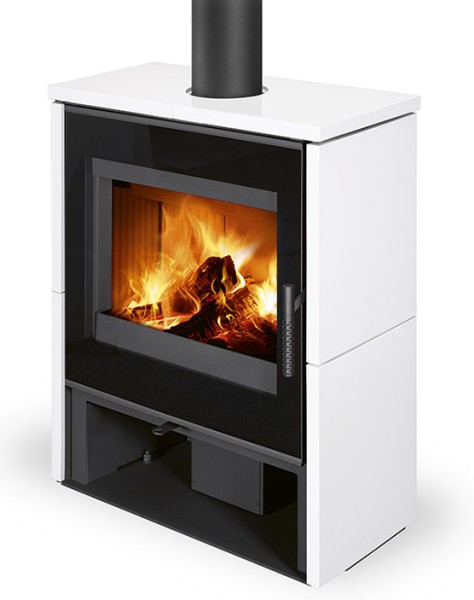 Poêle à bois étanche pour bûches de 50 cm Aledo Le poêles- cheminée ALEDO se caractérise par un design élégant et une prise d'air extérieur sophistiquée.

Le poêle ALEDO convient aux maisons basse consommation .

Le poêle dispose d'un système CPV - une alimentation centrale en air extérieur.

En standard, il est possible de raccorder la sortie des fumées supérieure ou arrière. Grâce à l'alimentation en air secondaire, la vitre de la porte reste propre. La chambre de combustion est recouverte de pierres en argile réfractaire .

La régulation de l'alimentation en air primaire et secondaire est contrôlée par un seul élément de commande et des réserves de bois plus petites peuvent être stockées dans la partie inférieure du poêle.

Ce modèle saura vous séduire par sa ligne épurée et moderne !