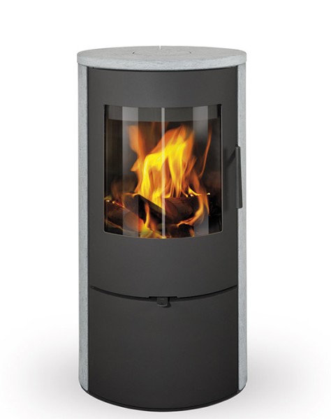 Ce poêle à bois est idéal pour les maisons à basse consommation d'énergie. Il est doté d'un système d'admission d'air extérieur (EAI).

La version standard permet de connecter l'évacuation des fumées soit par le dessus, soit par l'arrière.

Grâce à l'arrivée d'air secondaire, la vitre de la porte est nettoyée par un flux d'air qui empêche la formation de suie.

La chambre de combustion est garnie de briques en chamotte.

Les entrées d'air primaire et secondaire se contrôlent avec un seul élément.

La partie inférieure du poêle comprend un espace de rangement avec une porte, pratique pour stocker du bois ou des outils en petite quantité.

Il saura également vous séduire par son prix et l'ensemble des possibilités de décors offerts, à savoir 16 couleurs de céramique et 2 types de pierre (serpentine et grès) associé au corps de chauffe noir.