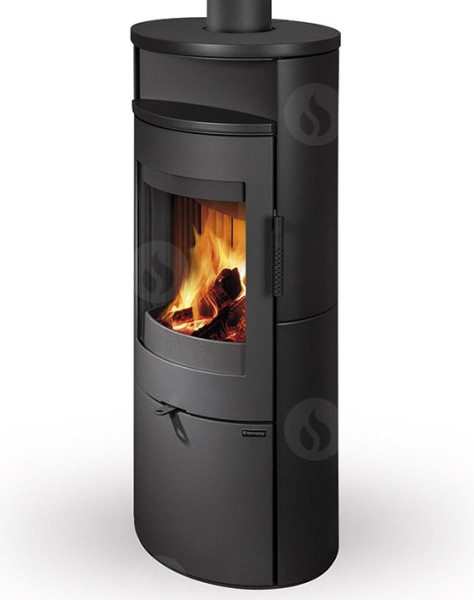 Le LUGO N est un poêle à bois à haut rendement de combustion.

Il dispose d'un bûcher afin de stocker du bois ou des briquettes, d'une arrivée d'air extérieure pour les maisons BBC et d'une double grille de décendrage.

Le LUGO N vous offre la possibilité d'avoir le conduit de sortie de fumée sur sa partie supérieure ou à l'arrière de l'appareil.

Il est disponible dans tous les coloris de céramique, en acier (noir), ou en pierre de type grès ou serpentine.