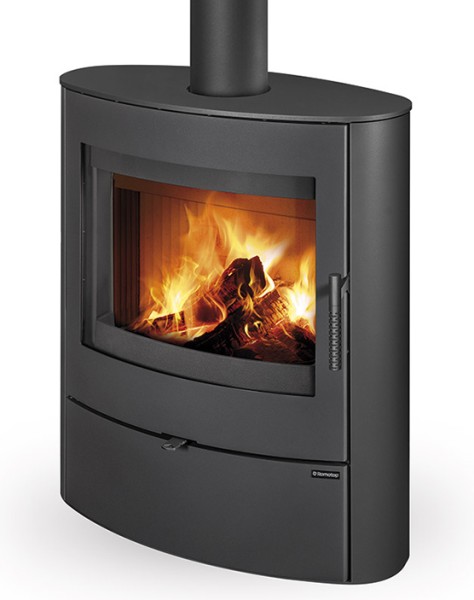 Le NAVIA est un poêle à bois moderne doté d'un grand foyer acceptant les bûches de 50 cm.

Equipé d'une porte à 3 points de fermeture, d'une prise d'aire extérieur assurant l'étanchéité ainsi que d'un vaste bûcher en partie basse, le NAVIA saura vous séduire par son design épuré et son très faible encombrement du fait de sa faible profondeur.

Le NAVIA est disponible en finition tout acier noir, avec en option un habillage en pierre serpentine ou en céramique dans 16 coloris.

Les bûches de 50 cm évitent pour votre confort des coupes supplémentaires de bois et offrent un réjouissant spectacles.