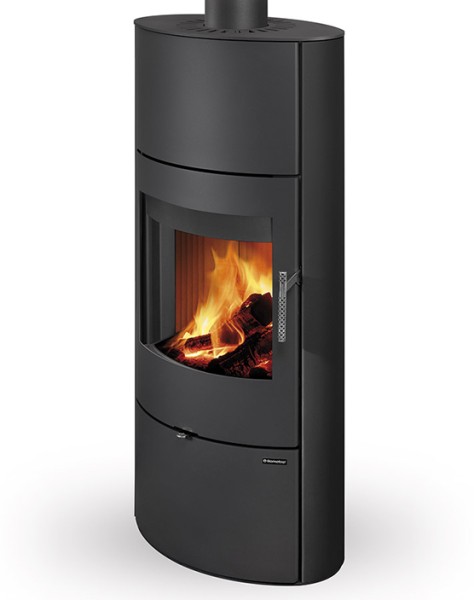 L'OVALIS Accumulation est un poêle à bois moderne, au design épuré et équipé d'un vaste foyer pour profiter pleinement du spectacle des flammes. 

Doté de série d'une sole foyère en fonte, d'une poignée en inox ventilée, d'une prise d'arrivée d'air frais pour raccordement extérieur ainsi qu'une fermeture 3 points de la porte, l'OVALIS ACCUM vous permet d'ajouter un kit d'accumulation (en option) pour bénéficier d'une plus longue diffusion de chaleur une fois le feu éteint. 

Cet appareil est disponible en acier noir, en pierre serpentine ou en finition céramique (16 coloris au choix) ondulée de série.