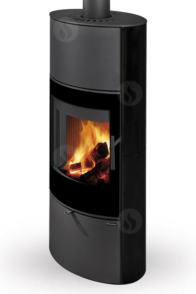 L'OVALIS G Accumulation est un poêle à bois moderne, au design épuré et équipé d'un vaste foyer pour profiter pleinement du spectacle des flammes ainsi qu'une porte entièrement en verre sérigraphiée. 

Doté de série d'une sole foyère en fonte, d'une poignée en inox ventilée, d'une prise d'arrivée d'air frais pour raccordement extérieur ainsi qu'une fermeture 3 points de la porte, l'OVALIS G ACCUM vous permet d'ajouter un kit d'accumulation (en option) pour bénéficier d'une plus longue diffusion de chaleur une fois le feu éteint.

Cet appareil est disponible en acier noir, en pierre serpentine, en pierre grès, ou en finition céramique (16 coloris au choix) ondulée de série.