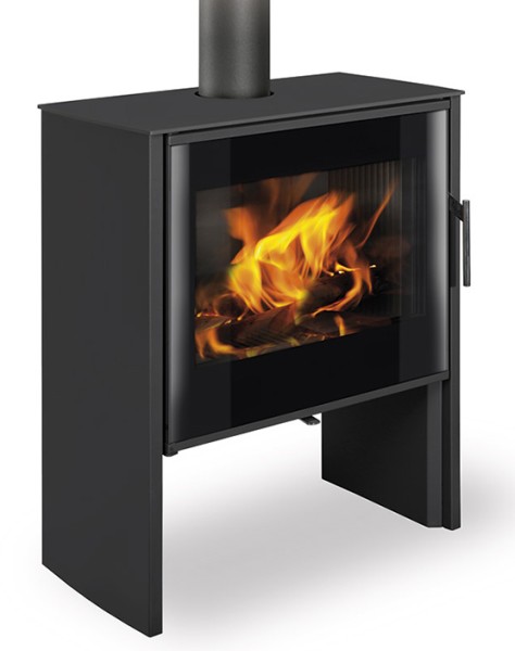 Digne héritier du poêle à bois RIANO, le RIANO N saura vous ravir grâce à son vaste foyer accueillant des bûches de 50 cm et plus, ainsi qu'un vaste bûcher ouvert en partie basse.

Il est également équipé d'une vitre sérigraphiée, d'une arrivée d'air frais pour les maisons BBC et RT 2012 ainsi que d'une fermeture 3 points de la porte afin d'assurer une parfaite étanchéité.

Disponible en finition tout acier noir, tout céramique (16 coloris) ou tout pierre serpentine, il peut également être décliné dans une version acier avec simplement un plateau supérieur (céramique ou pierre) en plus.