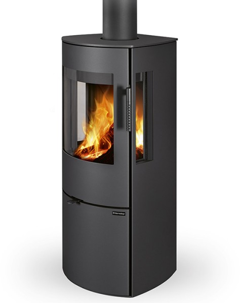 Vous allez apprécier notre dernier modèle, le SEIDO, un poêle 3 faces qui se mariera parfaitement aux espaces ouverts qui caractérisent nos logements d'aujourd'hui.

Sa nouvelle chambre de combustion permet de répondre à toutes les exigences de performance difficiles à atteindre pour un poêle avec 3 vitres. Enfin sa poignée ventilée et son système de fermeture automatique ses particularités sauront vous séduire.

Ce modèle est idéal pour ceux qui recherchent qualité et fonctionnalité dans un design simple.

La pierre serpentine naturelle, les carreaux de céramique ou la tôle noire durable sont disponibles comme revêtement. Faites -lui de la place dans votre intérieur !