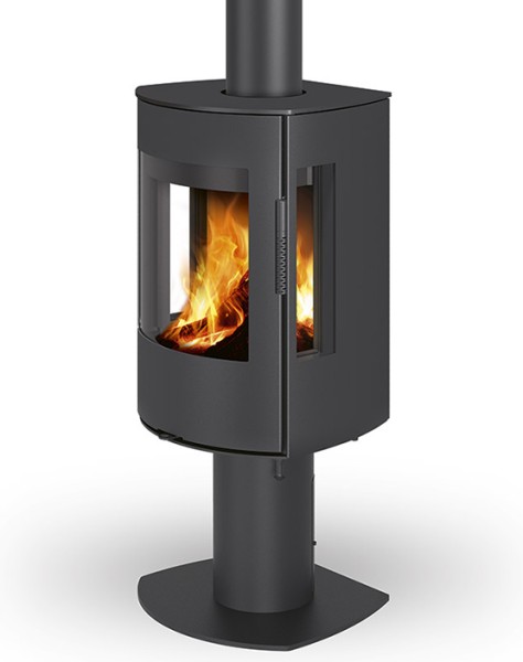 Vous allez apprécier notre dernier modèle, le SEIDO, un poêle 3 faces qui se mariera parfaitement aux espaces ouverts qui caractérisent nos logements d'aujourd'hui. Le vitrage latéral permet de voir les flammes sous différents angles, renforçant ainsi l'impression esthétique.

Ce modèle se décline également ici dans une version pivotante grâce à son système de rotation ultra fiable qui vous permettra d'ajuster la direction de la chaleur rayonnée selon votre souhait. De plus, vous pourrez aisément sécuriser la position du poêle en la verrouillant. 

Sa nouvelle chambre de combustion permet de répondre à toutes les exigences de performance difficiles à atteindre pour un poêle avec 3 vitres. Enfin sa poignée ventilée et son système de fermeture automatique sauront vous séduire.

Ce modèle est idéal pour ceux qui recherchent qualité et fonctionnalité dans un design simple. La pierre serpentine naturelle, les carreaux de céramique ou la tôle noire durable sont disponibles comme revêtement.