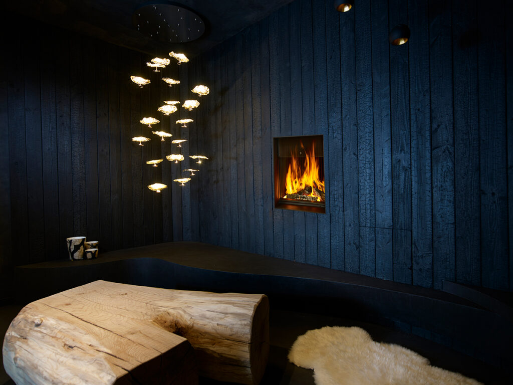 Les Phenix NEO sont des foyers encastrables à porte escamotable verticale. Porte ouverte, ce sont Foyers encastrables au bois à porte escamotable verticalement. Ouverte, ce sont de véritables feux ouverts à récupération de chaleur.  Porte fermée, ils constituent de puissants appareils de chauffage
Ils existent en différentes version : 85 , 95 , 105 et 120 pour un large choix de design pour votre habitation